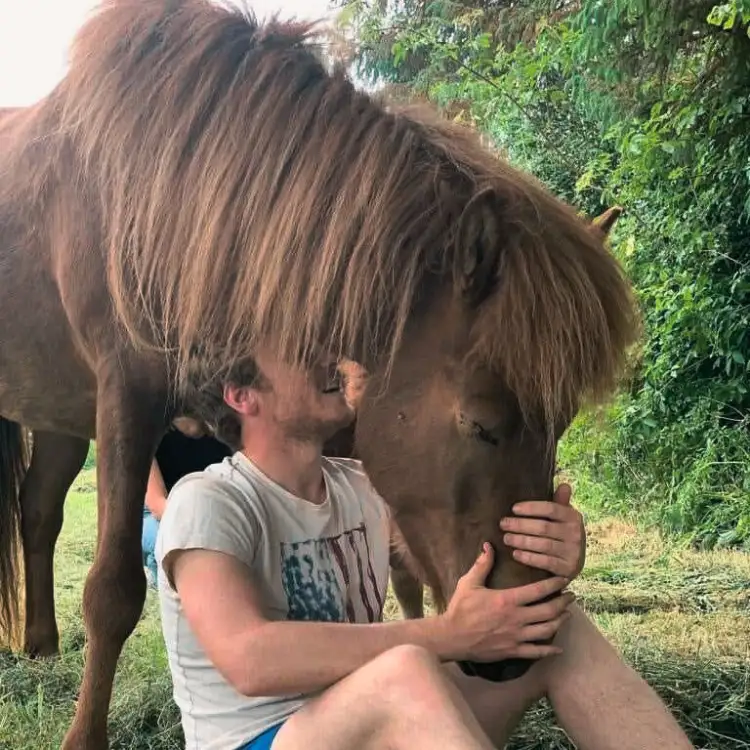 L'enfant apprend à entrer dans le monde de son poney et une belle complicité en découle